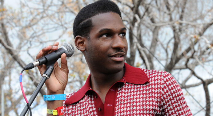 Descubre a Leon Bridges con el tema “Beyond”