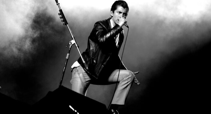 Arctic Monkeys tocan temas nuevos en vivo