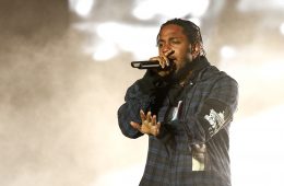 Kendrick Lamar le pide a una fanática en tarima que no rapee una palabra de su canción. Cusica Plus.
