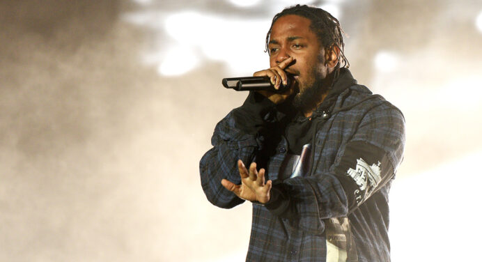 Kendrick Lamar le pide a una fanática en tarima que no rapee una palabra de su canción