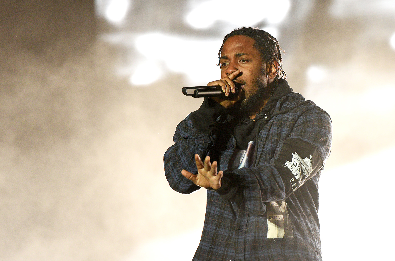 Kendrick Lamar le pide a una fanática en tarima que no rapee una palabra de su canción. Cusica Plus.