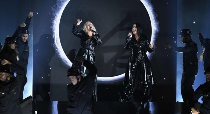 Christina Aguilera y Demi Lovato lanzan el video de “Fall In Line”
