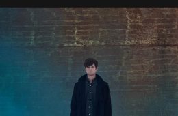 James Blake nos escribe en su teléfono en el video de “Don’t Miss It”. Cusica Plus.