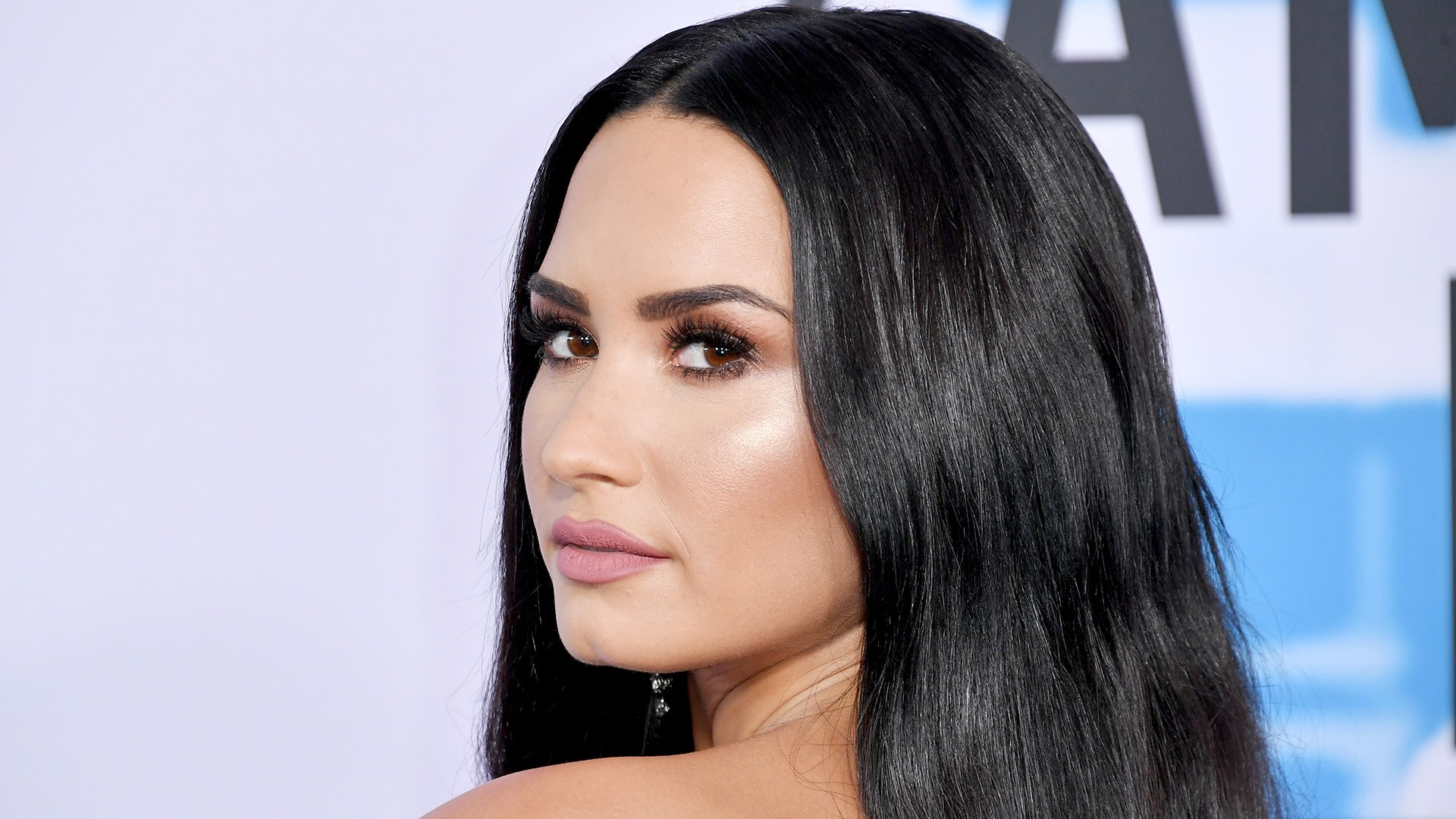 Demi Lovato pide perdón por sus adicciones en su nuevo tema “Sober”