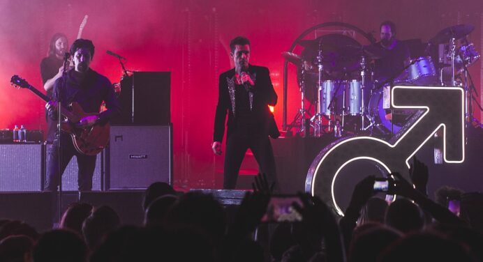 The Killers invita a fan al escenario para tocar la batería