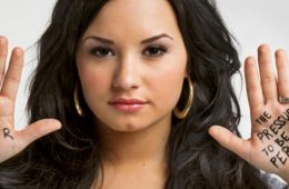 Artistas reaccionan a la hospitalización de Demi Lovato. Cusica Plus.