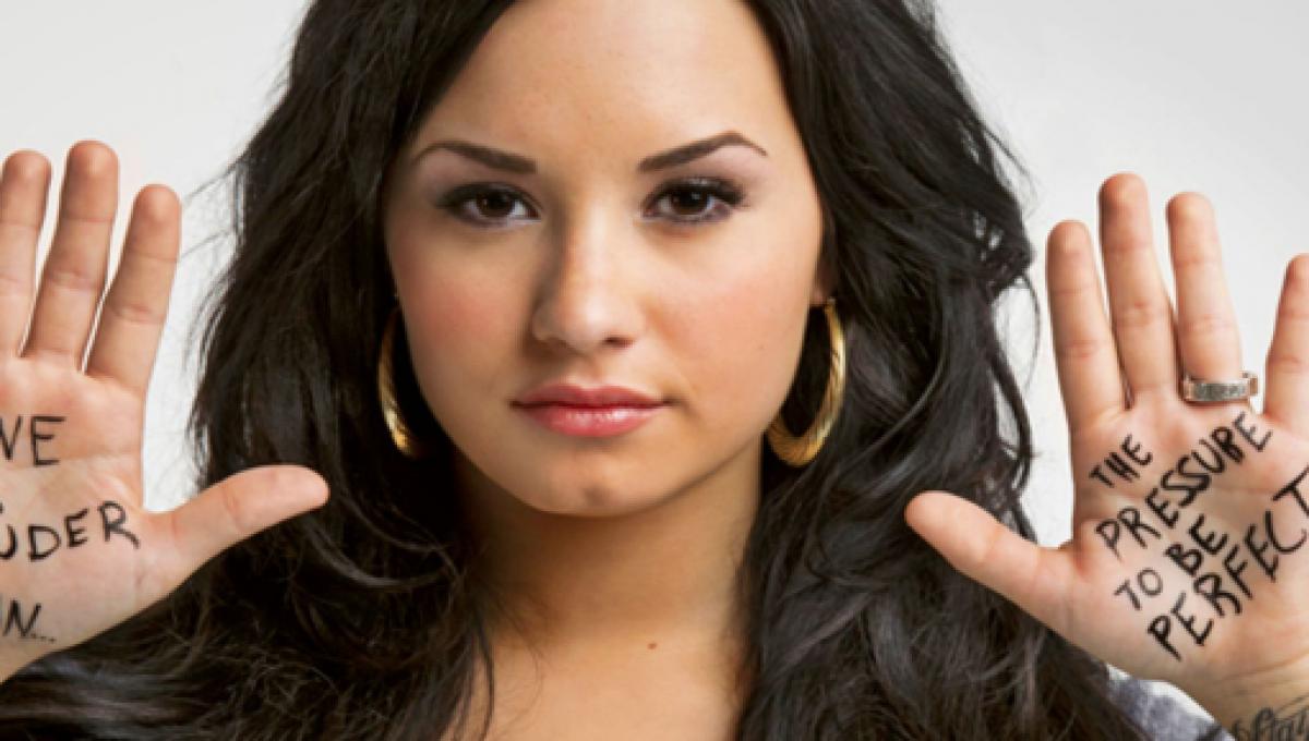 Artistas reaccionan a la hospitalización de Demi Lovato. Cusica Plus.