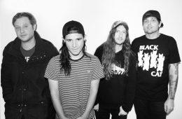 Skrillex unió a su banda de hardcore From First to Last, para publicar “Surrender”. Cusica Plus.