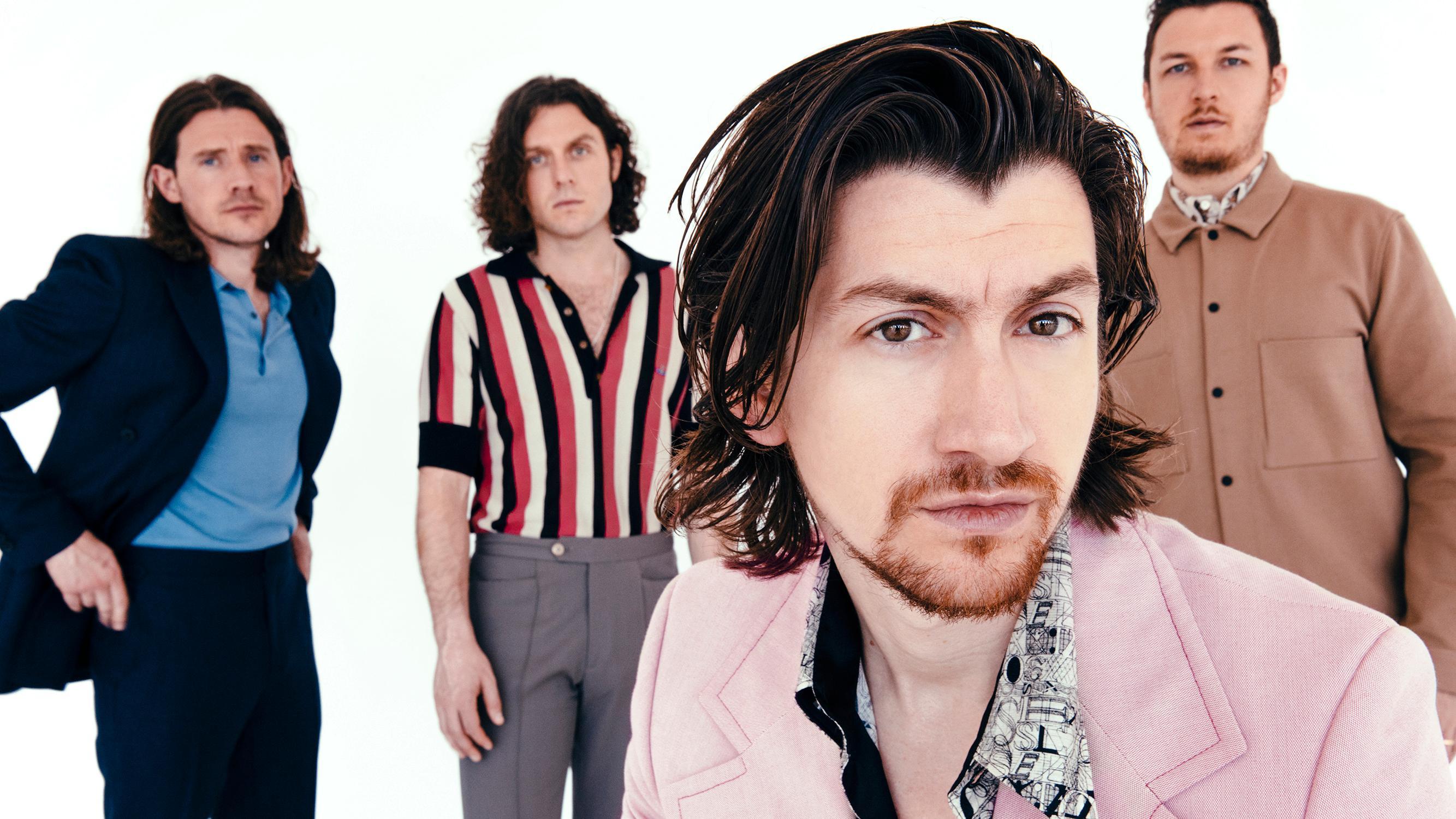 Alex Turner nos muestra su hotel del futuro en el nuevo video de los Arctic Monkeys. Cusica Plus.