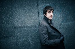 Miles Kane comparte su nuevo video para “Cry On My Guitar”. Cusica Plus.