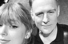 Taylor Swift comparte tarima con Bryan Adams para interpretar “Summer Of 69”. Cusica Plus.