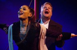 Ariana Grande y James Corden recrearon la escena del Titanic en el Late Late Show. Cusica Plus.