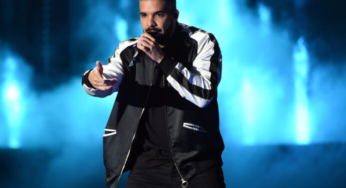 Ve a Drake interpretar “Rock With You” de Michael Jackson, para darle comiezo a su gira con Migos
