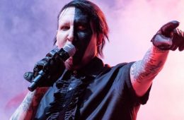 Marilyn Manson se desmayó en pleno concierto, obligándolo a cancelar el show. Cusica Plus.