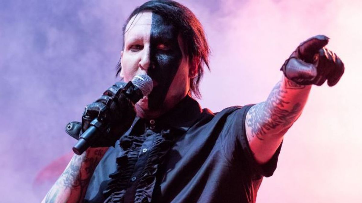 Marilyn Manson se desmayó en pleno concierto, obligándolo a cancelar el show. Cusica Plus.