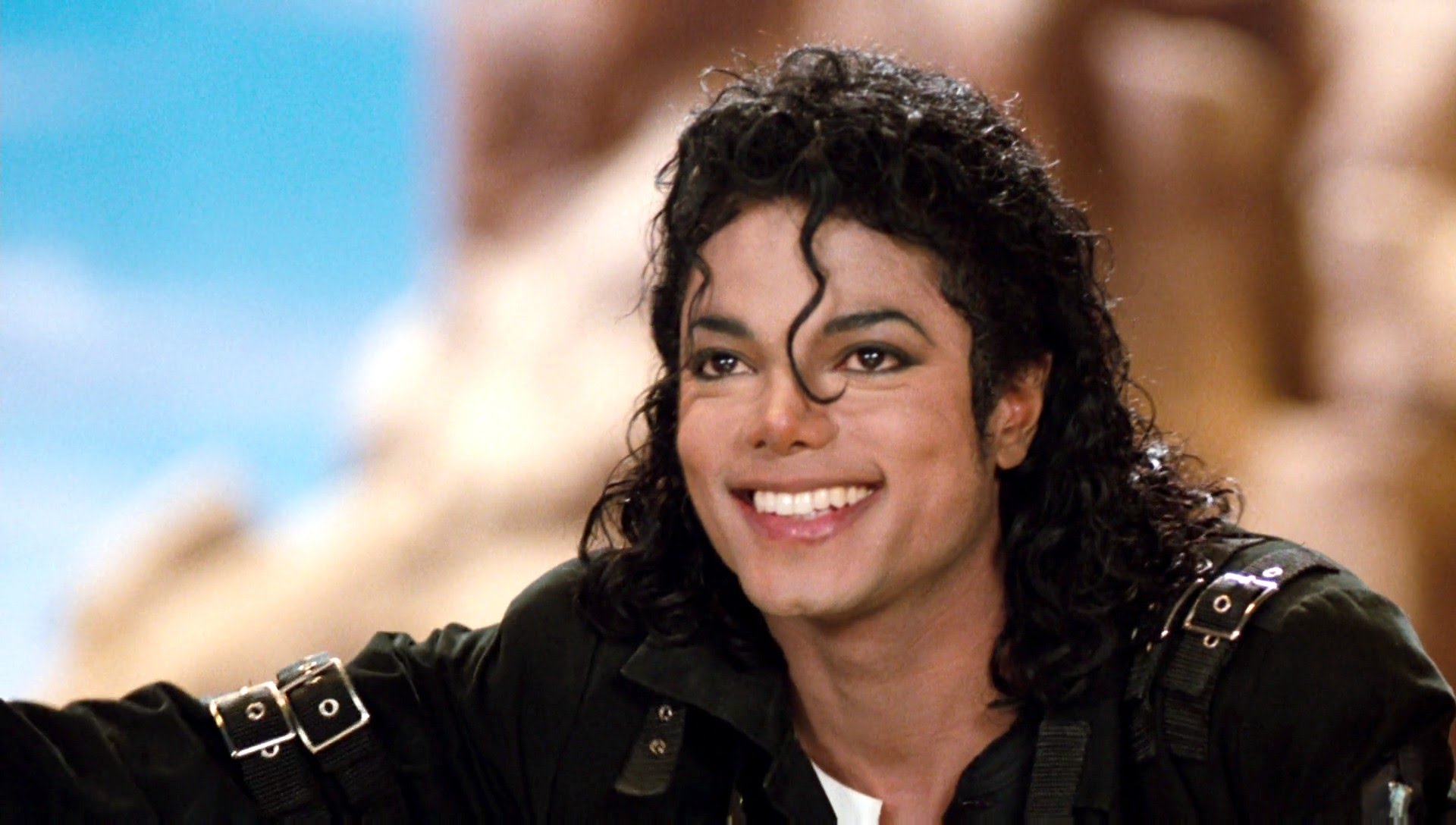Hugo Boss venderá 100 trajes réplica de Michael Jackson para celebrar su cumpleaños. Cusica Plus.