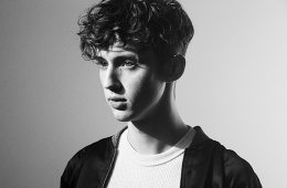 Troye Sivan hace un pop consciente en su nuevo disco 'Bloom'. Cusica Plus.