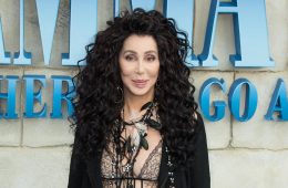 Escucha a Cher interpretar “SOS” otro tema Abba para su nueva compilación. Cusica Plus.