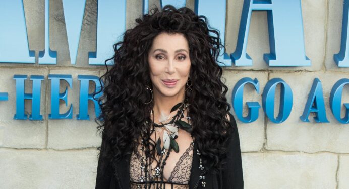 Escucha a Cher interpretar “SOS” otro tema Abba para su nueva compilación
