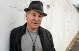 Paul Simon revisa su tema “One Man’s Ceiling Is Another Man’s Floor”. Cusica Plus.