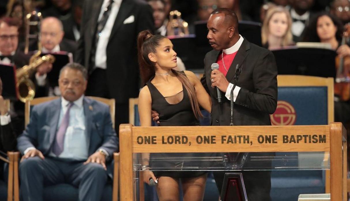 Obispo pidió disculpas a Ariana Grande por tocarla incómodamente en el funeral de Aretha Franklin. Cusica Plus.