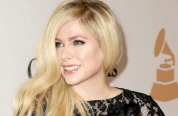 Avril Lavigne regresa para contar su enfermedad en “Head Above Water”. Cusica Plus.
