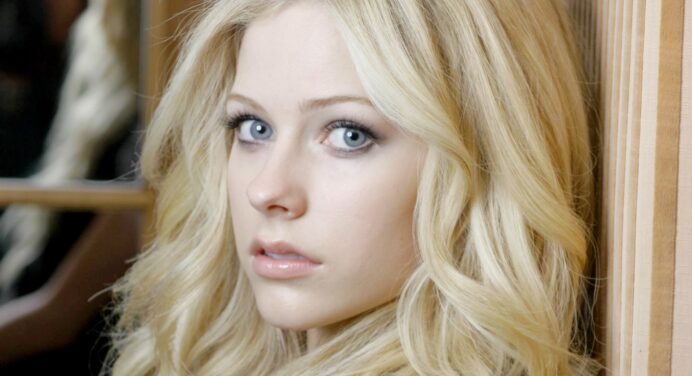 Avril Lavigne estrena videoclip de su tema “Head Above Water”