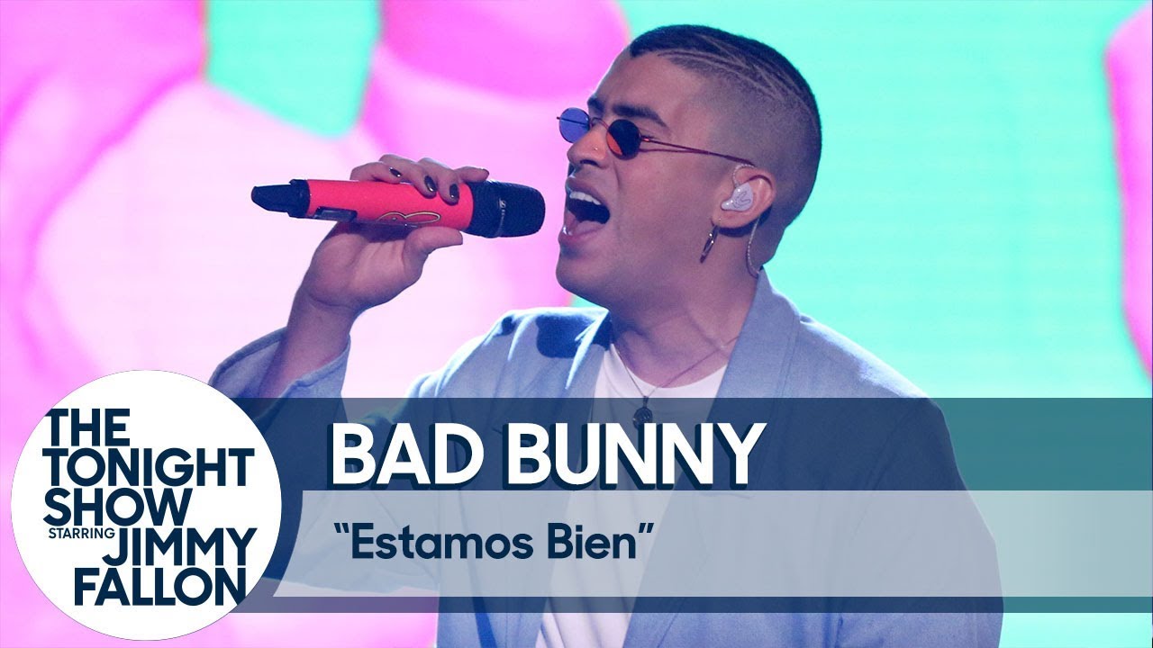 Bad Bunny se presentó en el Show de Jimmy Fallon, y dedicó “Estamos Bien” a Puerto Rico. Cusica Plus.