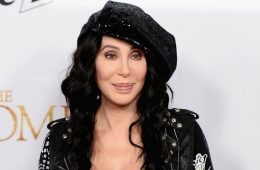 Cher publica disco con cover de ABBA, llamado ‘Dancing Queen’. Cusica Plus.