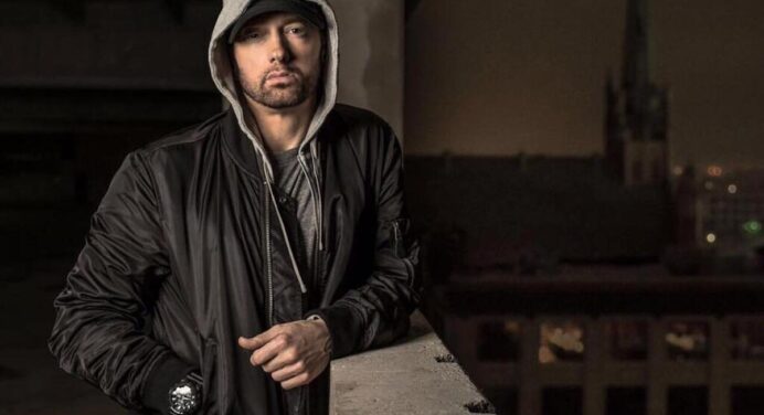 Eminem enfrenta todas sus malas críticas en el videoclip de “Fall”