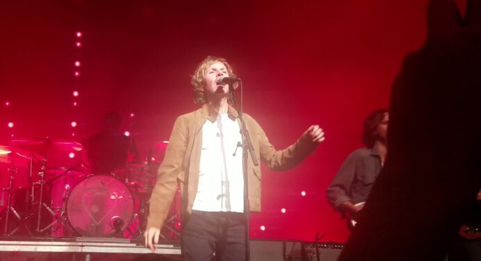 Beck se unió a Phoenix en Los Ángeles para tocar sus éxitos “Lost Cause” y “Jack Ass”