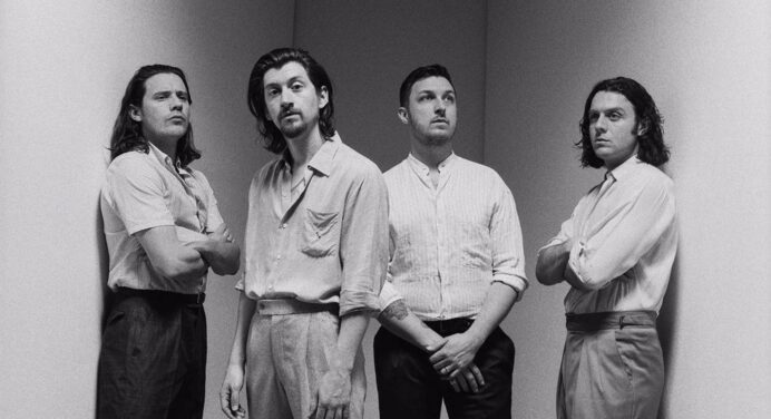 Los Arctic Monkeys desempolvan “Fluorescent Adolescent” en su concierto en Sheffield