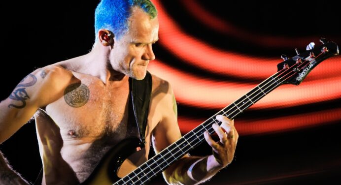 Flea de los Red Hot Chili Peppers regala un extraordinario set solista de 15 minutos