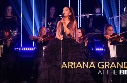 Ariana Grande compartió nueva versión de su tema “God Is A Woman” con una orquesta y coro de mujeres. Cusica Plus.