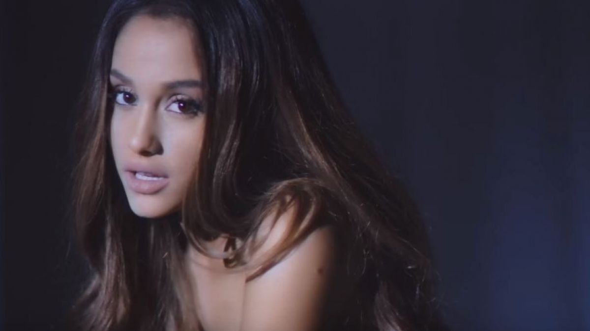 Ariana Grande hace protagonista a su cerdito en el videoclip de “Breathin”. Cusica Plus.