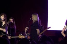 Courtney Love y Melissa Auf Der Maur, se juntaron para cantar temas de su banda Hole. Cusica Plus.