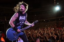 Dave Grohl de Foo Fighters invitó a un niño ciego en un show para tocar la guitarra. Cusica Plus.