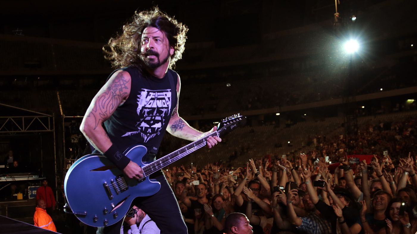 Dave Grohl de Foo Fighters invitó a un niño ciego en un show para tocar la guitarra. Cusica Plus.