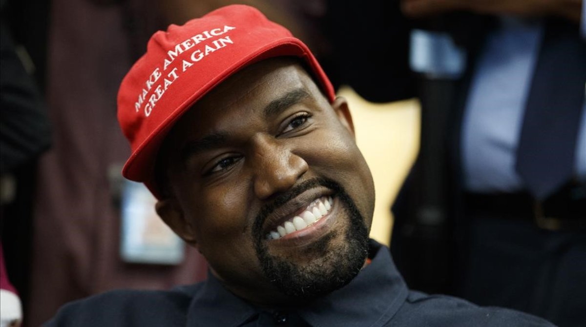 Kanye West invita a abandonar el partido demócrata con una nueva línea de ropa. Cusica Plus.