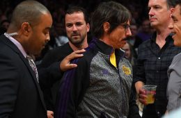 Anthony Kiedis de los Red Hot Chili Peppers, fue expulsado de un juego de baloncesto. Cusica Plus.