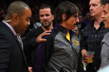 Anthony Kiedis de los Red Hot Chili Peppers, fue expulsado de un juego de baloncesto. Cusica Plus.
