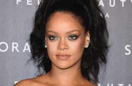 Rihanna rechazó la oferta de cantar en el medio tiempo del Super Bowl por apoyo a Colin Kaepernick. Cusica Plus.