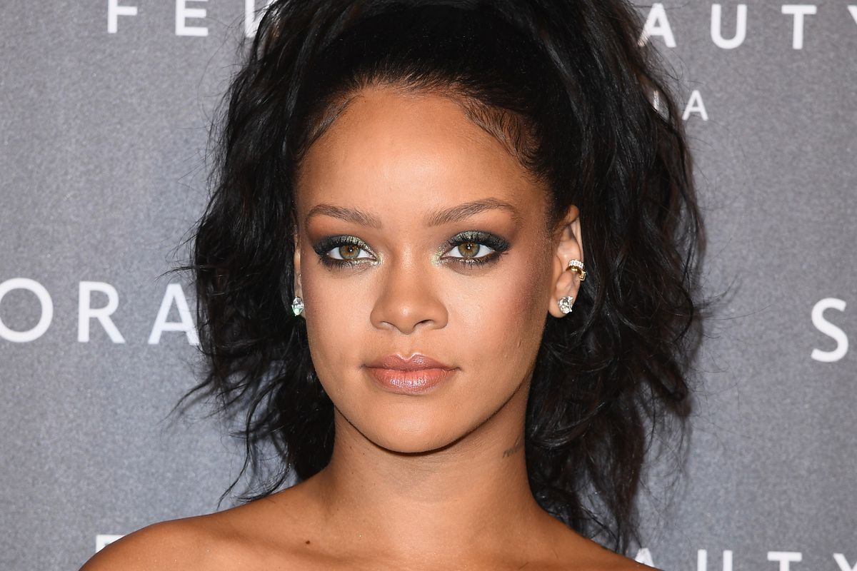 Rihanna rechazó la oferta de cantar en el medio tiempo del Super Bowl por apoyo a Colin Kaepernick. Cusica Plus.