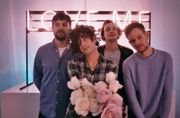 The 1975 publica su nuevo tema “It’s Not Living (if It’s Not With You)”. Cusica Plus.