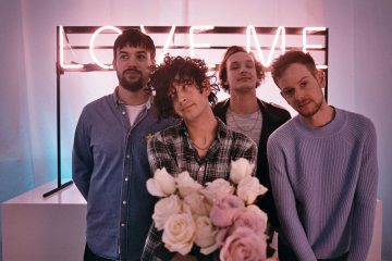 The 1975 publica su nuevo tema “It’s Not Living (if It’s Not With You)”. Cusica Plus.