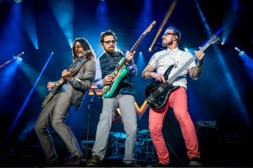 Weezer se junta con Pete Wentz de Fall Out Boy en “Can’t Knock The Hustle”. Cusica Plus.