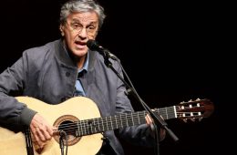 Caetano Veloso se declara preocupado por el futuro de Brasil en el New York Times. Cusica Plus.