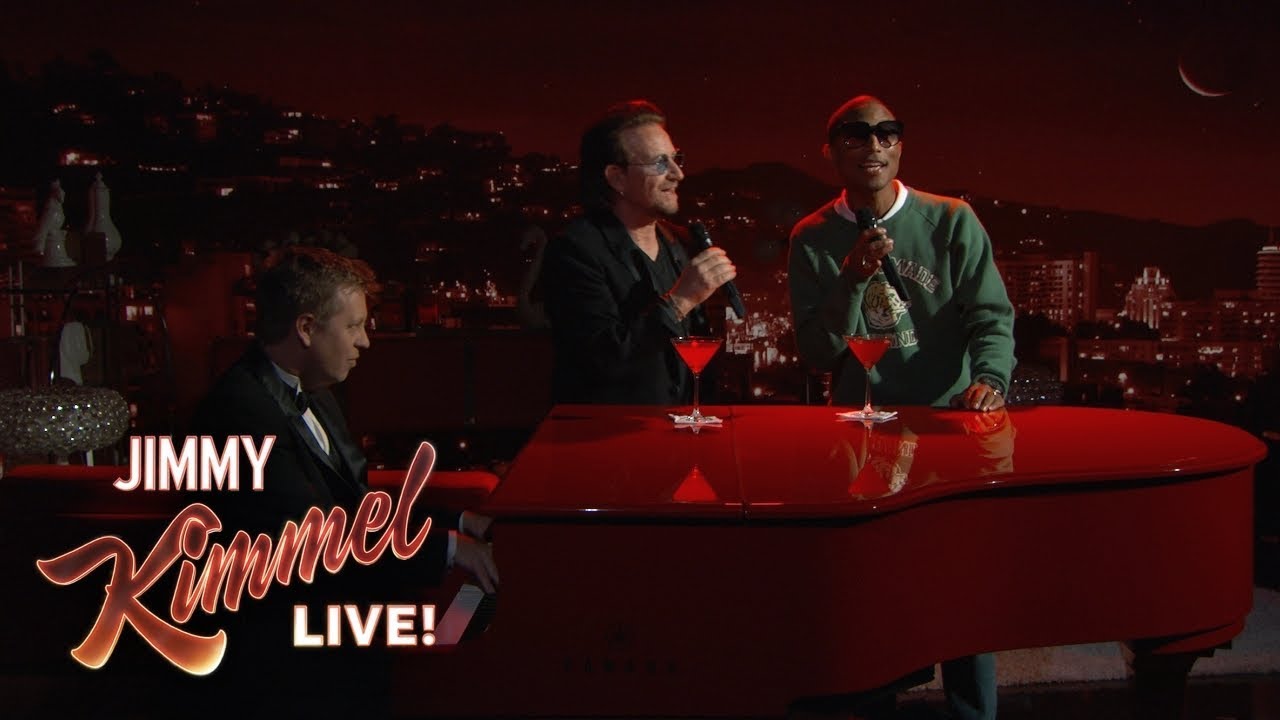 Bono y Pharrell se unieron en el Show de Jimmy Kimmel para cantar “Stayin’ Alive” de los Bee Gees. Cusica Plus.