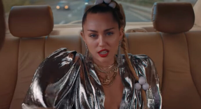 Miley Cyrus y Mark Ronson se juntan en el nuevo tema “Nothing Breaks Like a Heart”