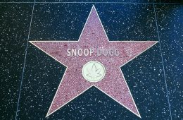 Snoop Dogg recibió su estrella en el paseo de la fama de Hollywood presentada por Dr. Dre. Cusica Plus.